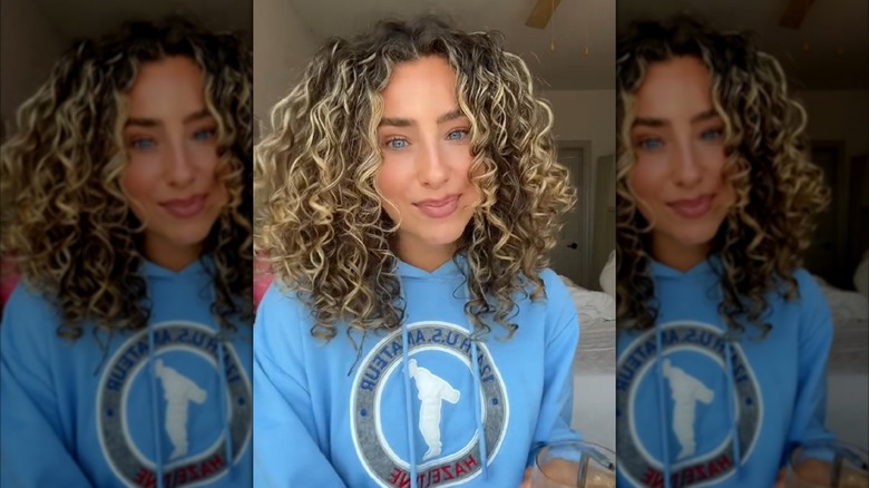 Gia Duddy porte un sweat à capuche bleu