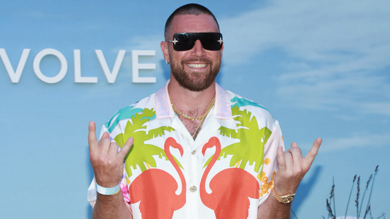 Travis Kelce porte des lunettes de soleil