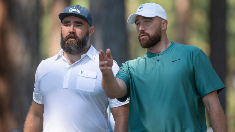 Jason et Travis Kelce portent des chapeaux