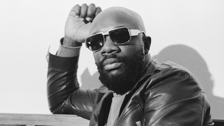 Isaac Hayes assis portant des lunettes de soleil