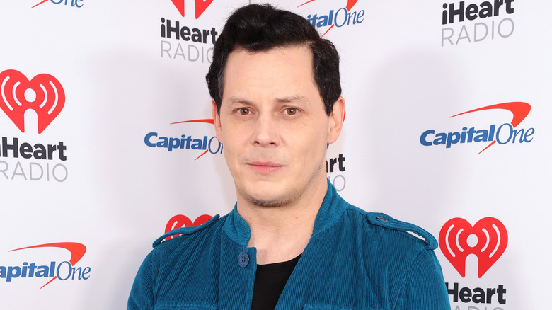 Jack White se produisant sur un balcon