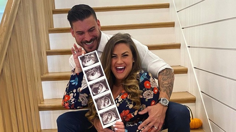 Brittany Cartwright et Jax Taylor posent avec les photos échographiques de leur bébé