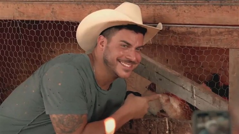 Jax Taylor pose à la ferme de Brittany Cartwright