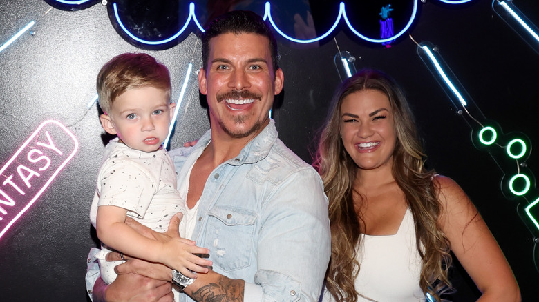 Jax Taylor, Brittany Cartwright et leur fils Cruz posent ensemble