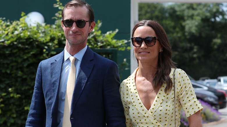 Pippa Middleton et James Matthews marchant ensemble