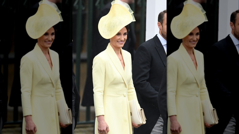 Pippa toute habillée en tenue jaune pastel