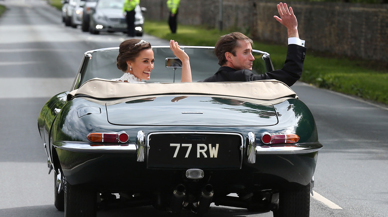 Pippa et James quittent l'église Saint-Marc dans une voiture classique