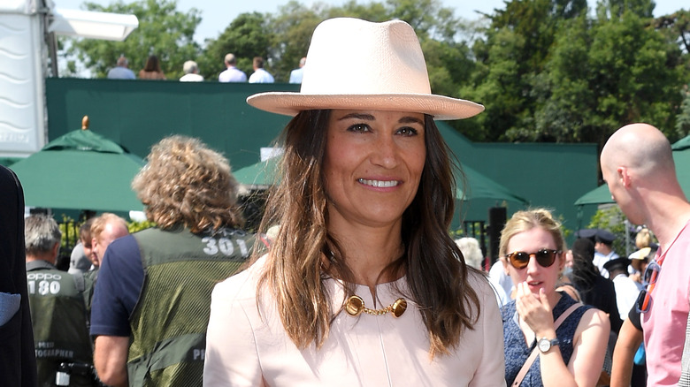 Pippa porte un fedora en extérieur