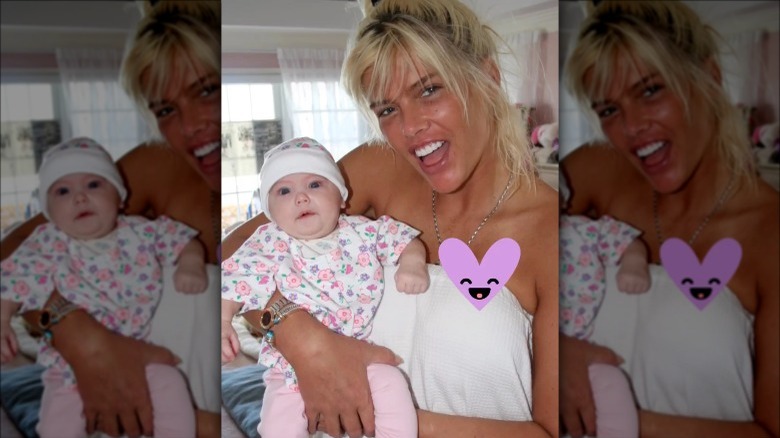 Anna Nicole Smith tient bébé Dannielynn dans ses bras