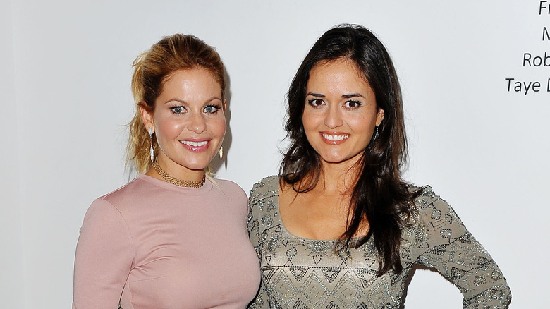 Candace Cameron et Danica McKellar souriantes