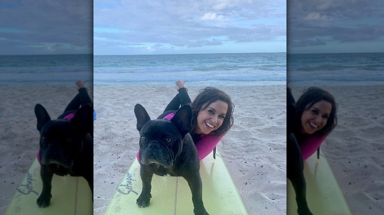 Lacey Chabert posant avec un chien