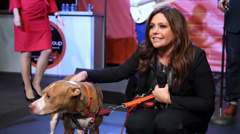 Rachael Ray pose avec son chien Isaboo