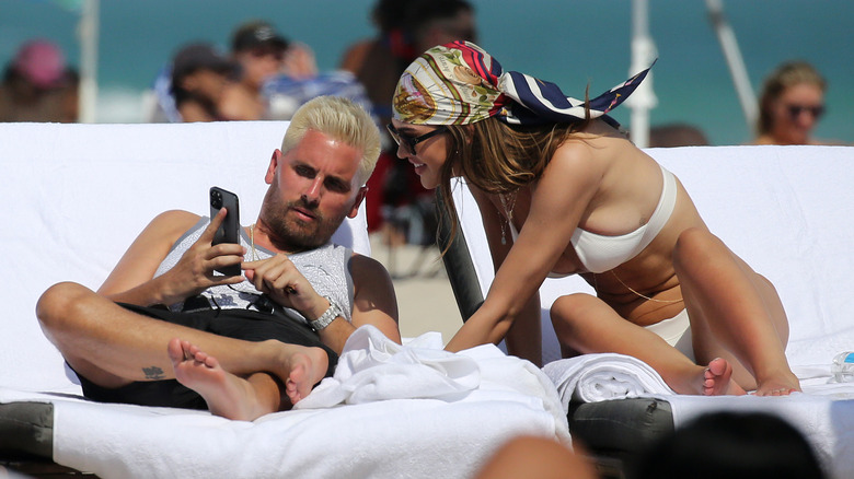 Scott Disick et Amelia Hamlin à la plage