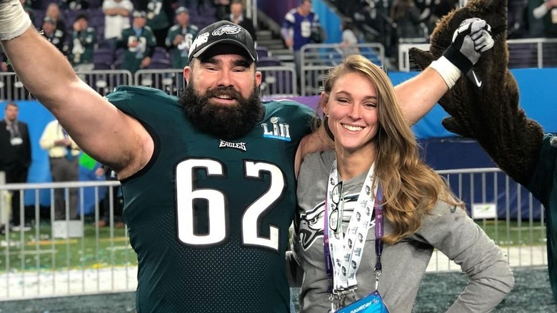 Jason et Kylie Kelce posant