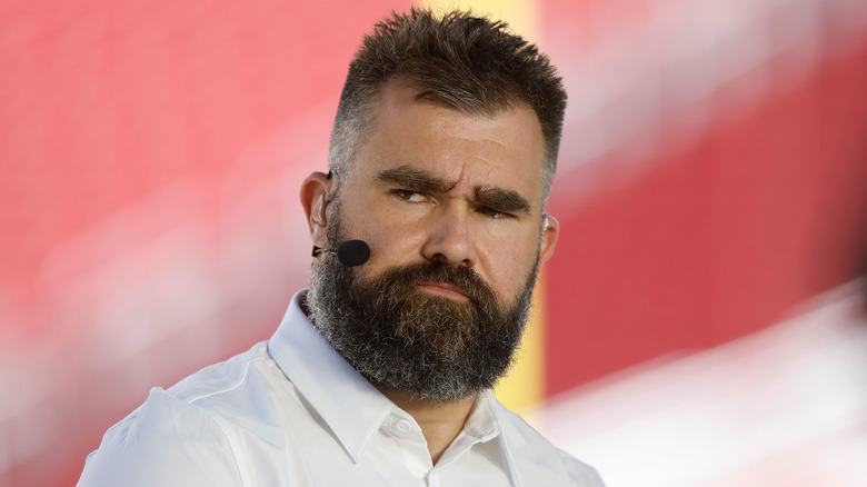 Jason Kelce porte du blanc