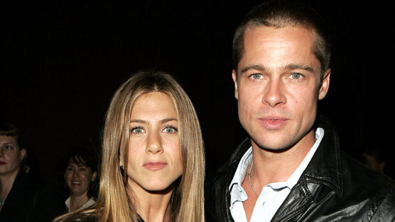 Jennifer Aniston posant avec Brad Pitt, alors mari, fin 2004