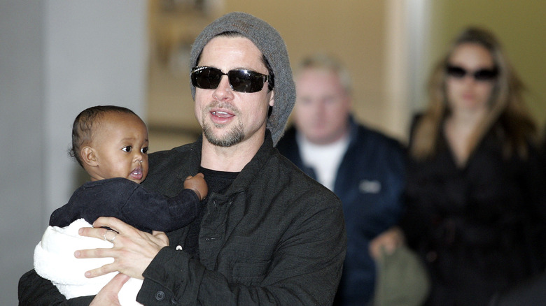 Brad Pitt tient sa petite fille Zahara dans ses bras