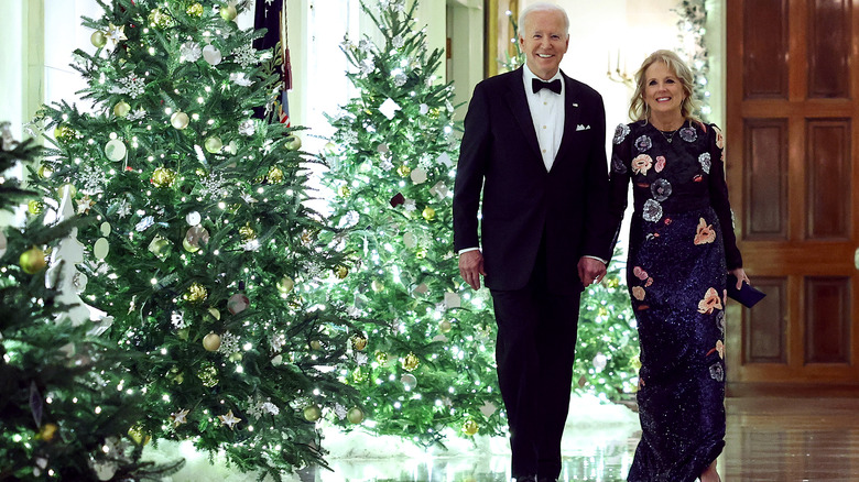 Joe et Jill Biden passant devant les arbres de Noël