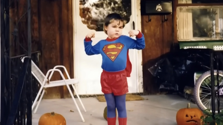 JD Vance enfant posant dans un costume de Superman