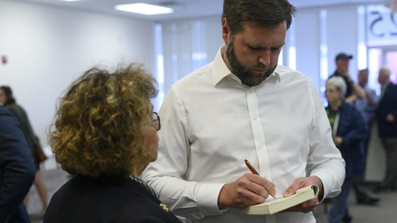 JD Vance dédicaçant son livre pour un supporter