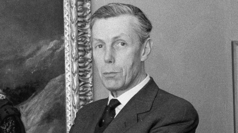 Sir Anthony Blunt debout