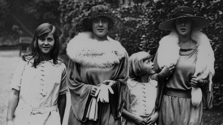 Les princesses Margarita, Sophie, Cecilie et Theodora marchant