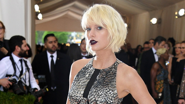 Taylor Swift aux cheveux blonds courts