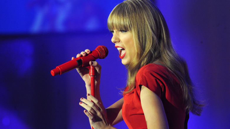 Taylor Swift porte du rouge