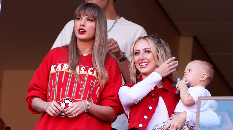 Taylor Swift fronce les sourcils, Brittany Mahomes sourit