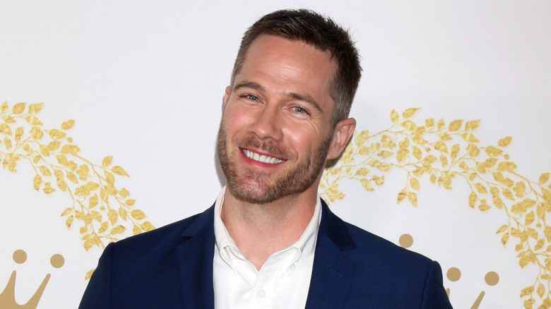 Luke Macfarlane souriant