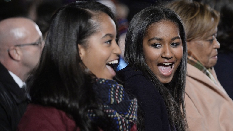 Sasha et Malia Obama souriantes