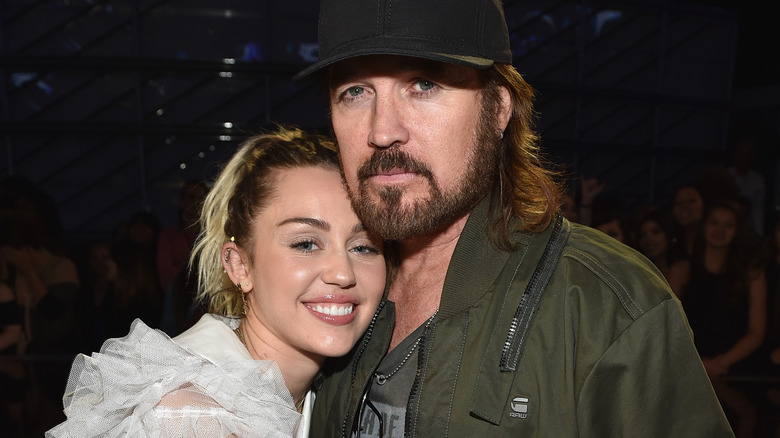 Billy Ray Cyrus se blottit contre Miley Cyrus