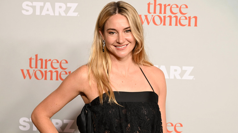 Shailene Woodley en robe noire