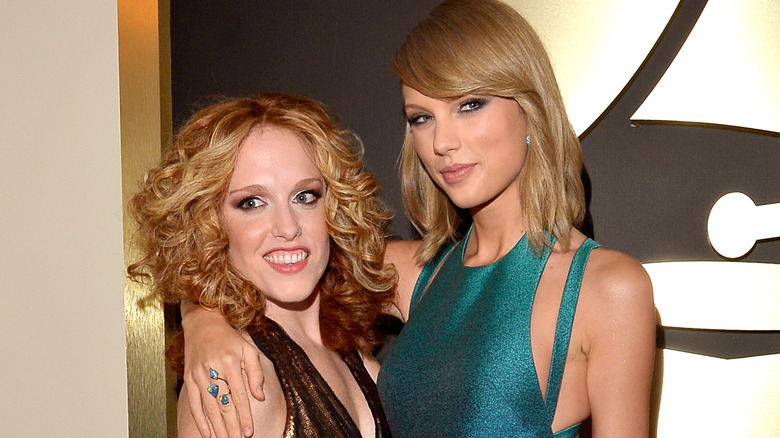 Abigail Anderson et Taylor Swift posent