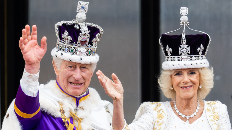 Le roi Charles et la reine Camilla, tous deux saluant