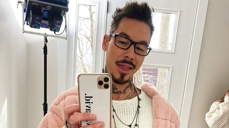 David Bromstad prenant un selfie