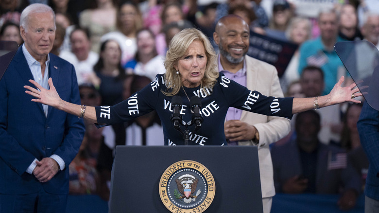 Jill Biden les bras tendus