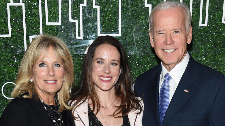 Jill, Ashley et Joe Biden posent