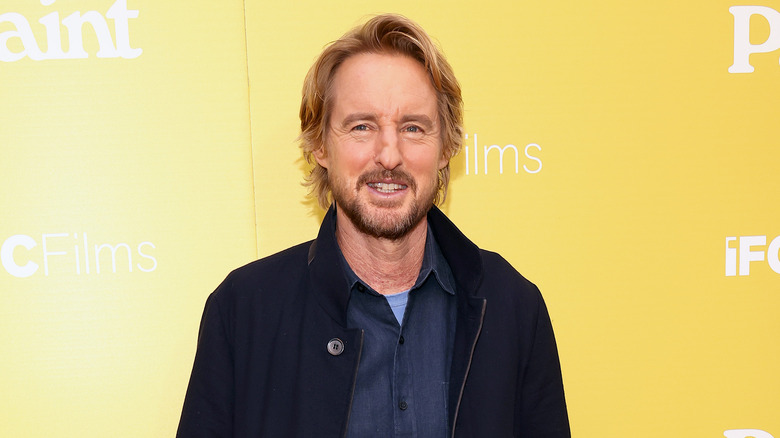 Owen Wilson pose pour une photo sur le tapis rouge