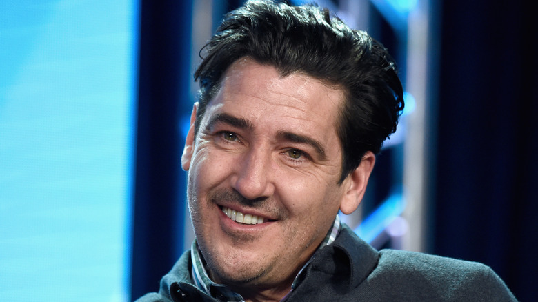 Jonathan Knight sourit pendant l'interview