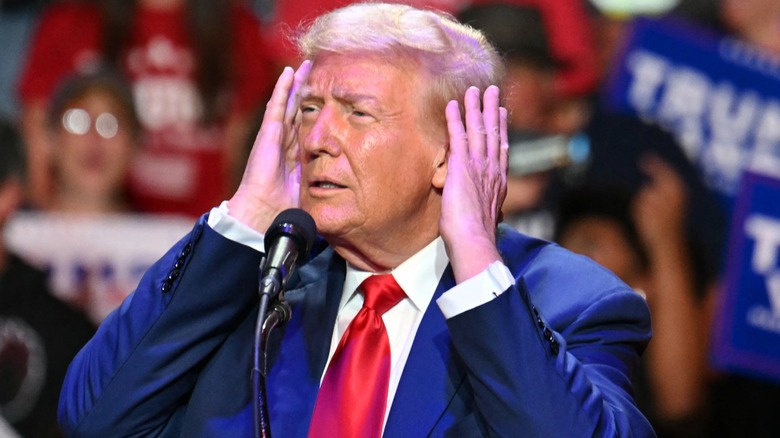 Donald Trump avec les mains sur les oreilles