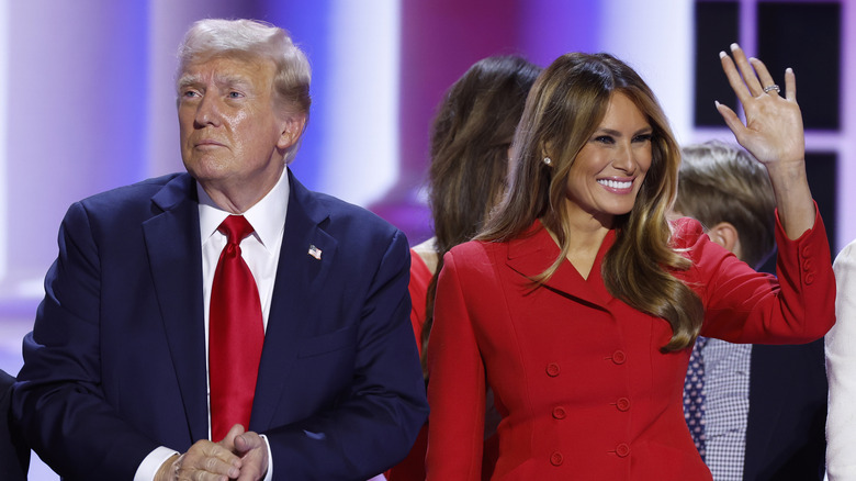 Donald et Melania Trump regardent dans des directions opposées