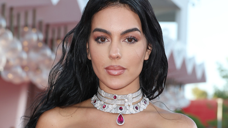 Georgina Rodriguez porte un collier ras du cou