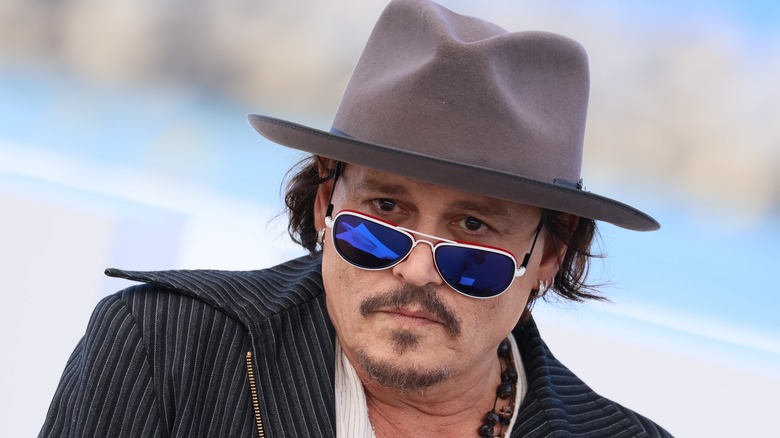 Johnny Depp portant un chapeau et des lunettes de soleil