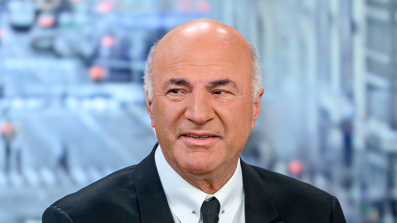 Costume noir de Kevin O'Leary