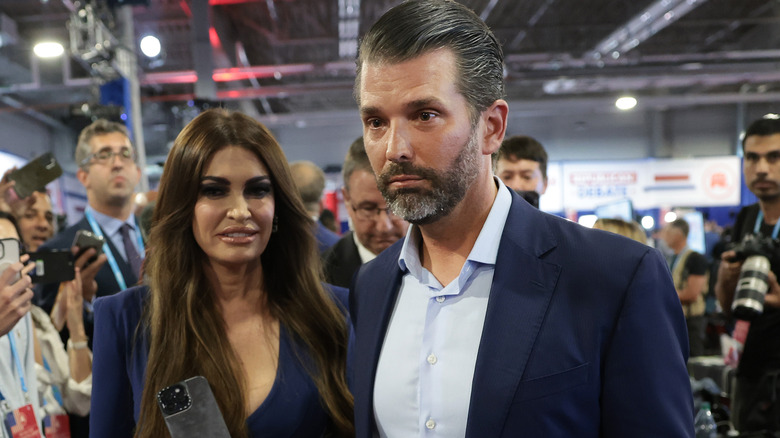 Kimberly Guilfoyle et Donald Trump Jr. en train de marcher