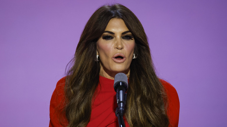 Kimberly Guilfoyle s'exprimant dans le microphone