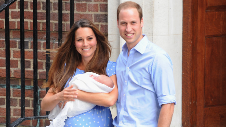 Kate Middleton et le prince William posent avec leur bébé, le prince George