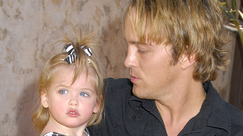 Larry Birkhead tient dans ses bras la petite Dannielynn