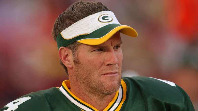 Brett Favre a l'air sévère